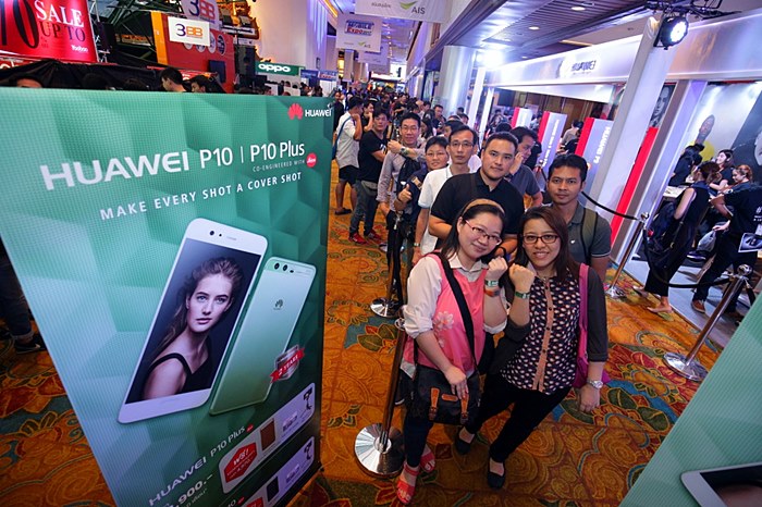 ลูกค้าเข้าคิวซื้อ Huawei P10 Series Greenery_2